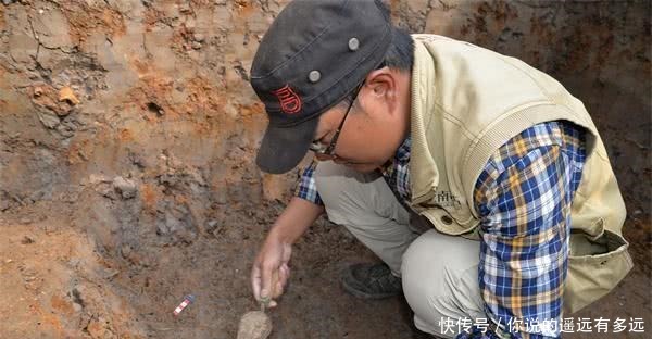  仰天大笑|被盗古墓挖出蓝色酒瓶，价值几十亿，专家仰天大笑！