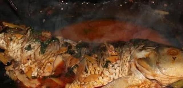 在家做炖鱼，一定要记好，这两种调料别放，放了炖的汤又腥又难喝