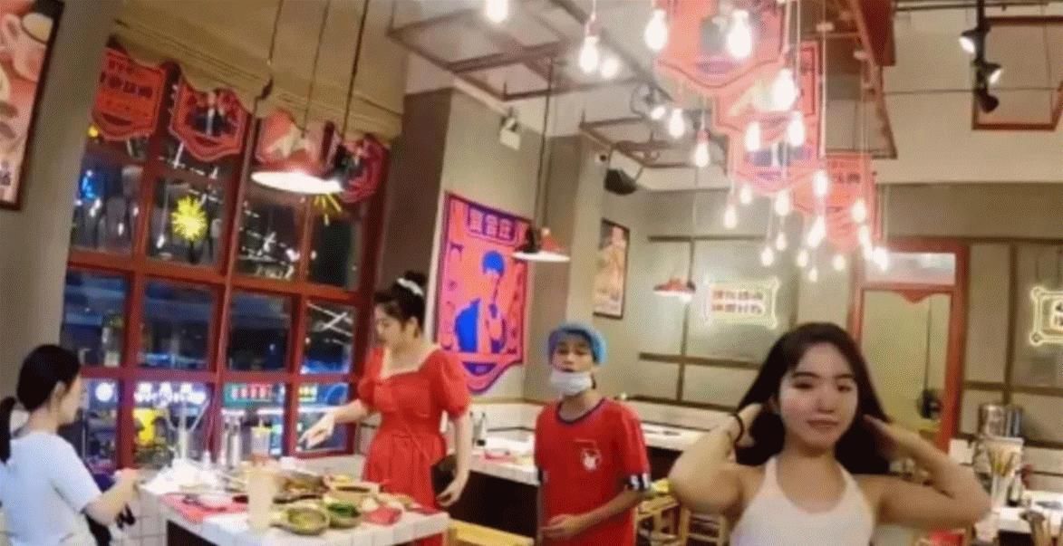 陈赫火锅店为啥能火招聘工资不算啥,看到服务员的长相明白了