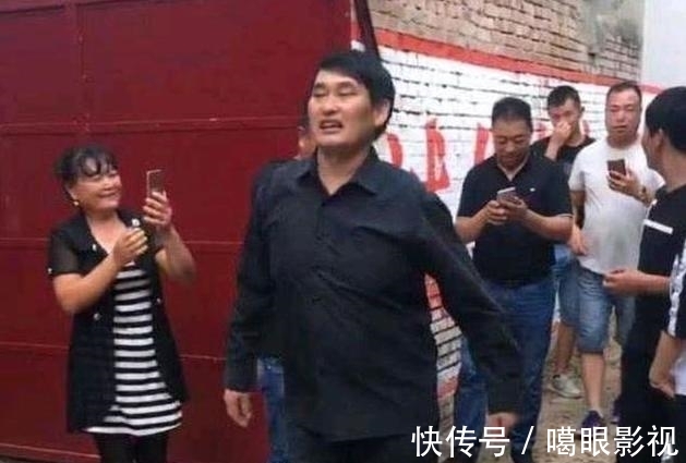 从星光大道冠军,到演出被轰台,自己选的儿媳,让大衣哥很头疼