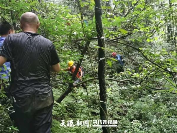 长绳|绥阳10小时大营救：悬崖之上，百米长绳为驴友搭起“生命之路”