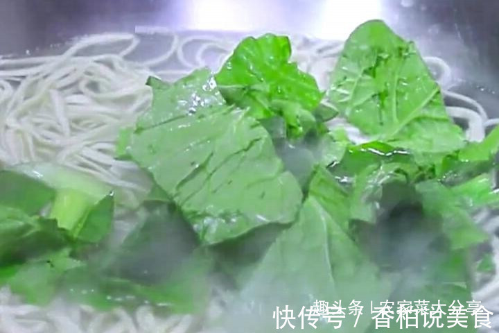 早餐吃一碗酸酸开胃的酸汤面，开启一天的好胃口，把汤做好是关键