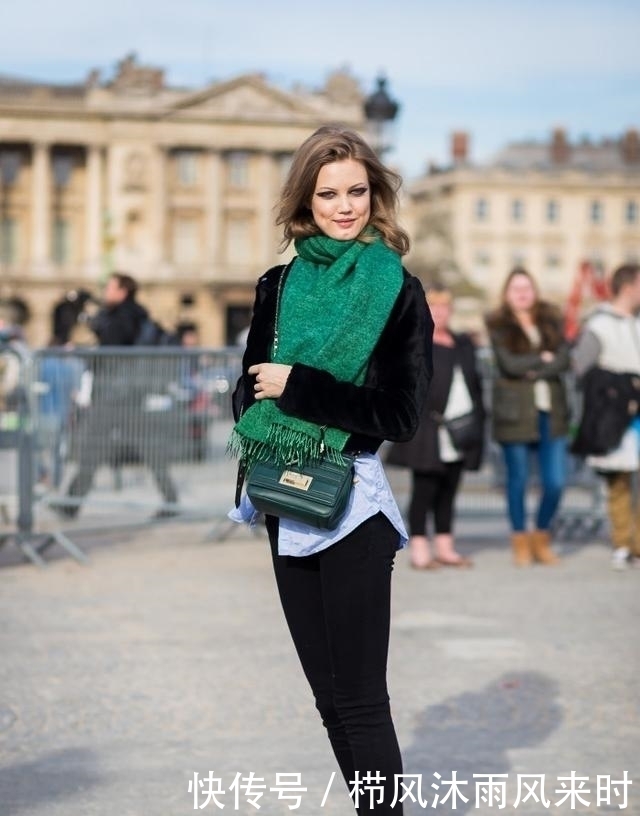 绿色系|女人买包包时,就选这5个“经典色”,背个两三年都不过时