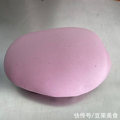 就让这道好吃不上火的紫薯馒头，温暖你这个冬天吧