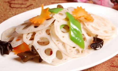 做凉拌莲藕焯水时多加一个料，莲藕不发黑，片片白净，更加脆爽