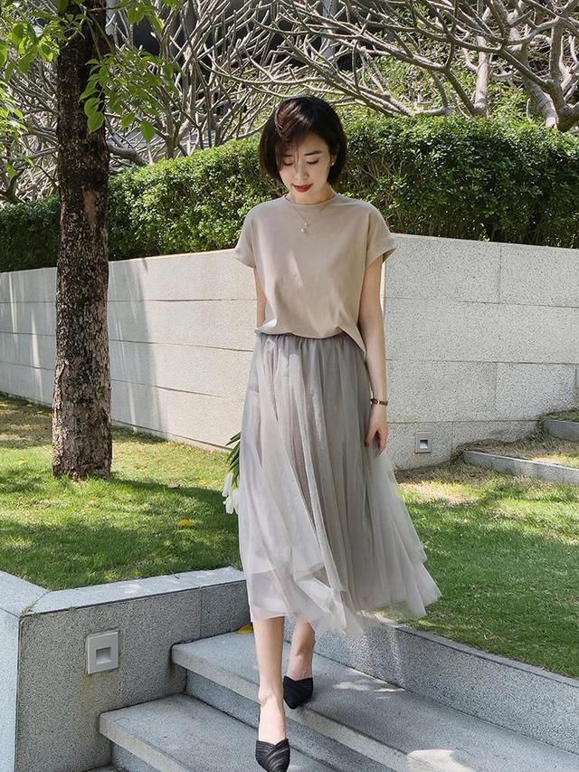 t恤|“基础款”怎么穿出气质感?看看这些搭配方式,优雅温柔又有格调