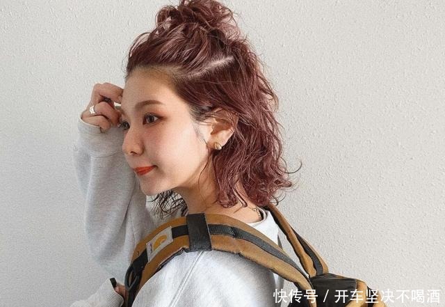 小熊|2021发型趋势慵懒羊毛卷、率性赫希发、甜酷翘短发……赶紧来看看