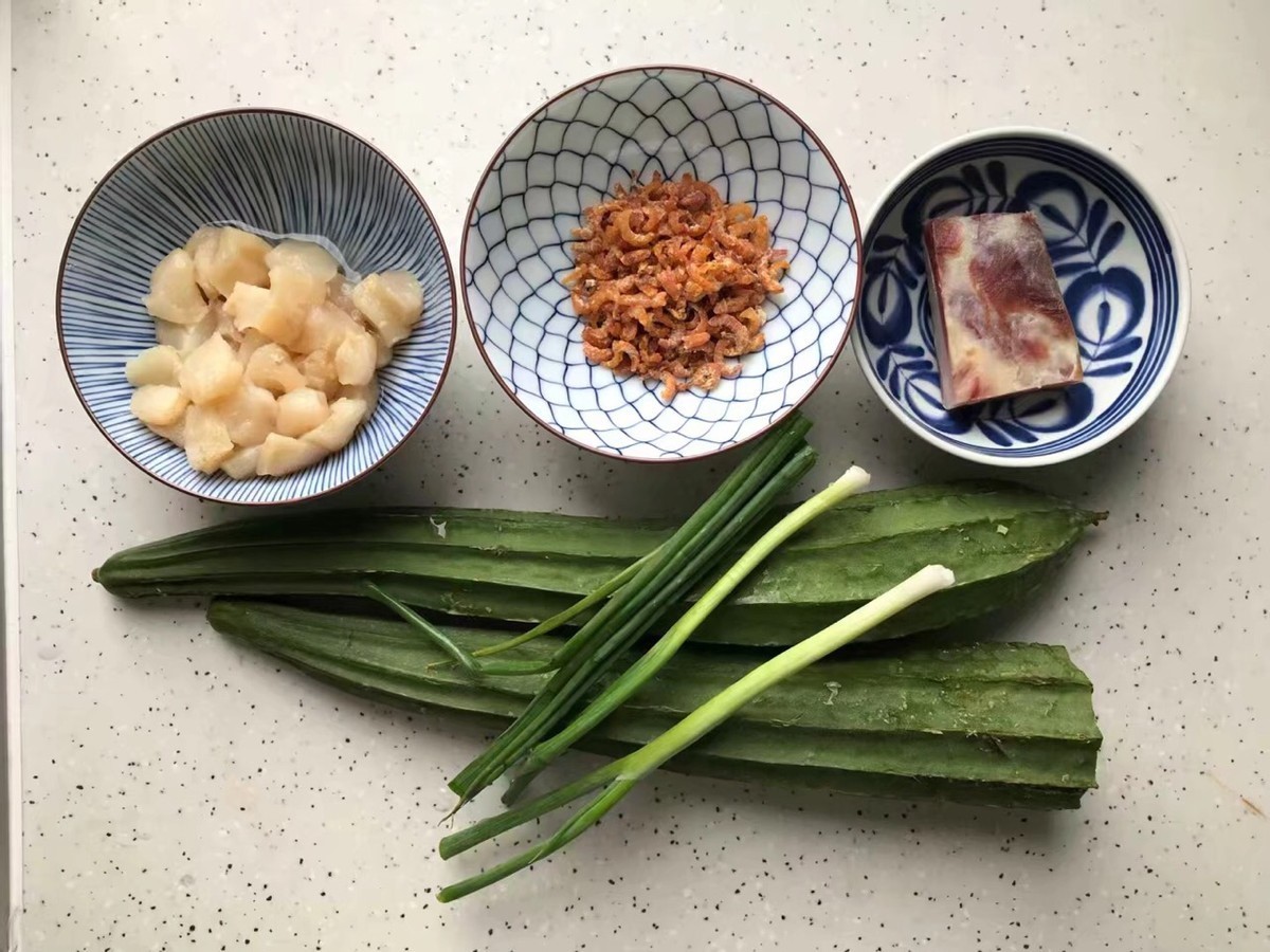 鲜嫩|丝瓜此做法,鲜嫩又营养,蒸一蒸就上桌,大人孩子都爱吃