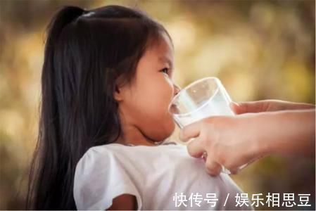 补充水分|母乳喂养的新生儿,喂水就没必要了吗?出现这些异常现象还是喂吧