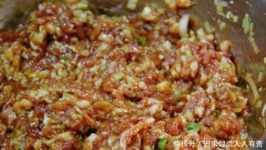 调饺子馅,先放盐还是先放油很多人弄错,难怪饺子不香不入味!