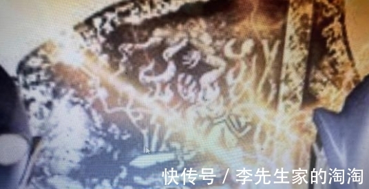 特利迦|闪耀特利迦奥特曼的武器外形与麦克斯的相近,与超古代石板不同