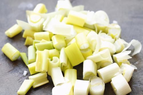 糖色|炖红烧肉时，炒糖色还是用酱油？学会正确做法，浓油赤酱肥而不腻