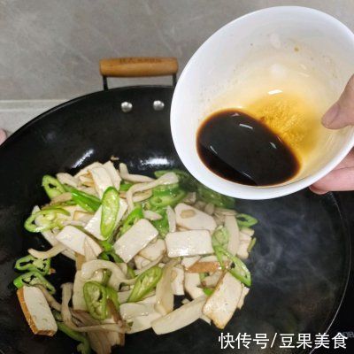 香干|必光盘的快手菜-辣椒炒杏鲍菇和香干