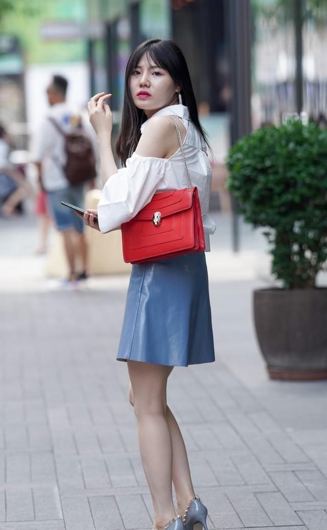 连衣裙尽显优雅简约风，简约不失高端