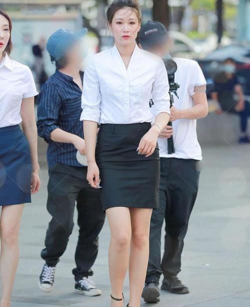 半裙搭配白衬衣，简单大方有气质，职场女生偏爱的穿搭