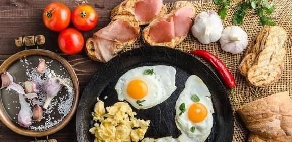 胃部有疾长寿难，生活中尽量少吃6类食物，尤其前2个，养胃保健康