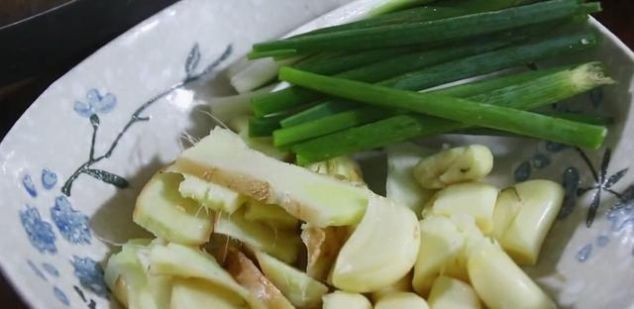 把五花肉扔进电饭锅，不加一滴水，出锅后一大锅都不够吃，太香了