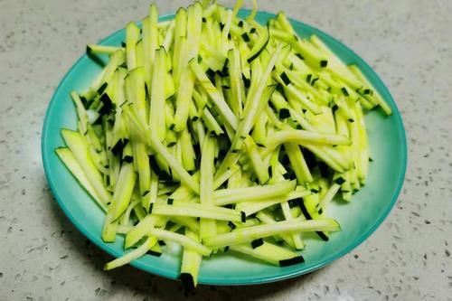 黄瓜西葫芦|夏天别总吃黄瓜西葫芦，不妨试试它，清香爽口，夏天吃正鲜嫩