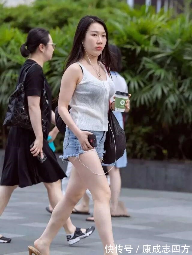 穿搭 “短裤+中筒袜”火了,上身洋气又显高,这样的时尚能把握住吗!