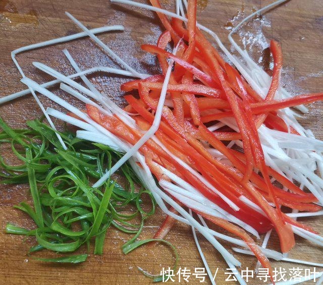 一道味道鲜美的清蒸鲈鱼,鱼肉鲜嫩!