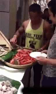 |搞笑GIF:不好意思打扰一下,请问你们是要组团去搞笑吗?