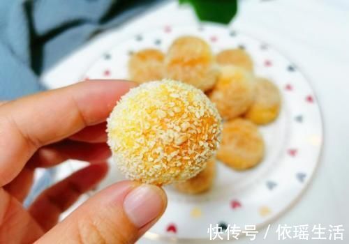 孩子爱吃的椰蓉球，趁周末多做些，不用打发，简单拌拌，香酥可口