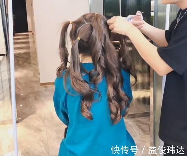 卷发 女孩用独特方式换了款卷发,看到发型成型的瞬间,女生:原谅我嫉妒了