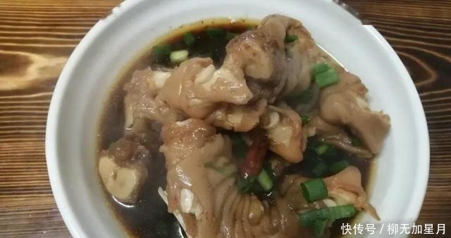 鸡壳|这家有30年历史的商店只卖肉骨头,每根骨头都放在一个盆里