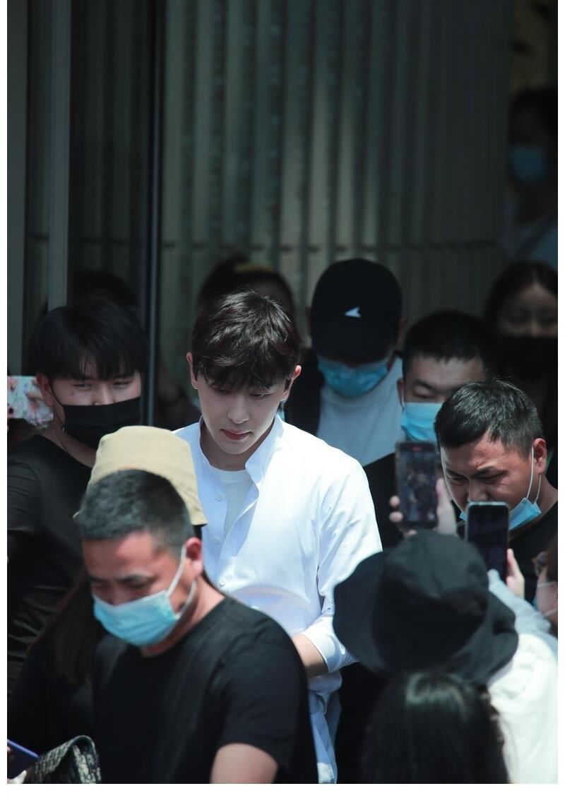 《你好星期六》首播,收视稳定第三,何炅还是灵魂人物