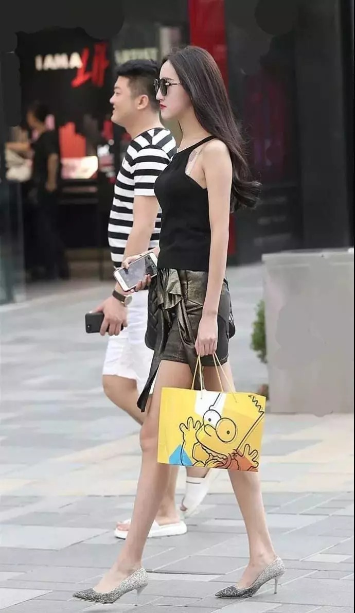 身材|女性搭配高跟鞋，彰显出婀娜多姿的身材