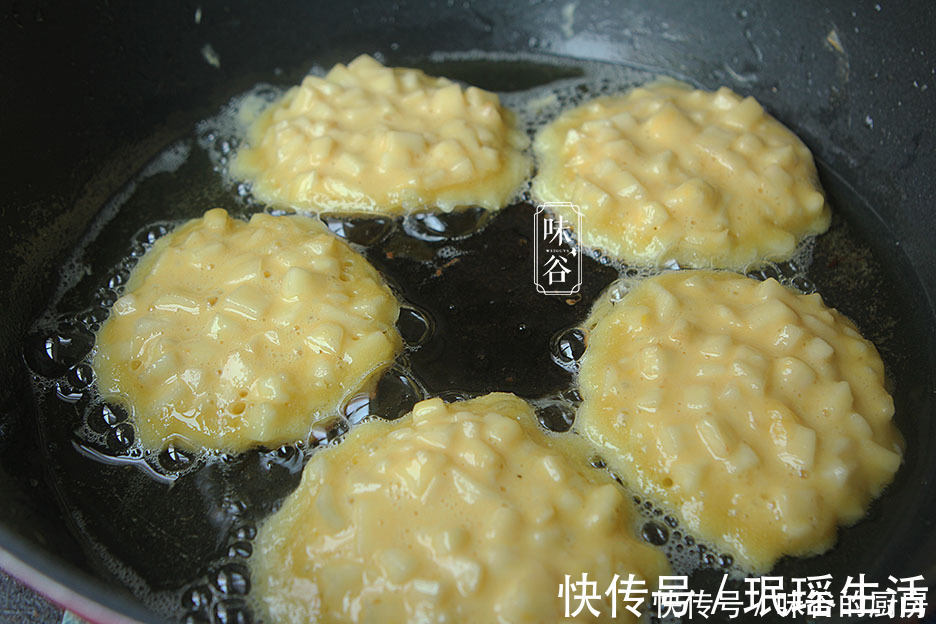 苹果丁|天冷,这水果加4个鸡蛋做早餐饼,软糯香甜有营养,一次4个不够吃