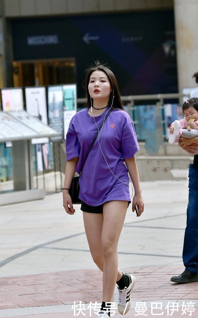 舒适|时尚穿搭:美女选择紫色T恤裙,搭配运动鞋,轻松舒适显气质