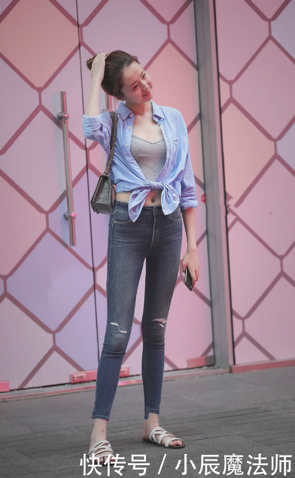小姐姐穿简约牛仔裤,轻松搭配出女神范儿,时尚就是这么简单