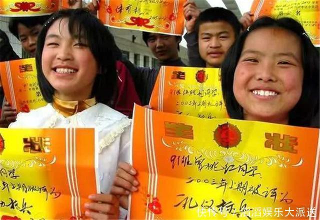 妈妈|“没文化真可怕”,妈妈朋友圈晒孩子奖状被提醒,连忙羞愧删除