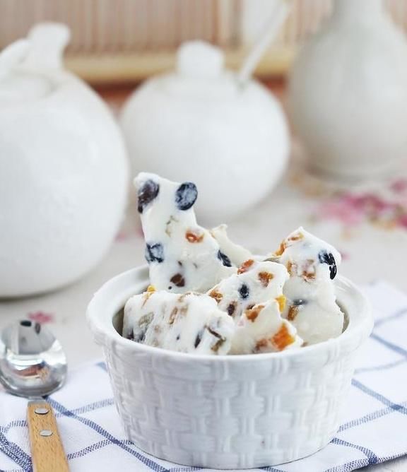 黑葡萄干|三伏天就爱这口清凉，有酸奶就能做，不用锅不用煮，搅拌2下就好