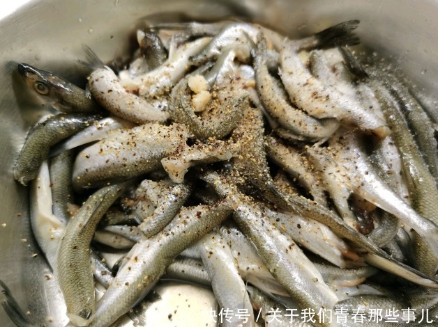 做法|炸小鱼,用面粉还是用淀粉?教你做法,外酥里嫩,连骨头都炸酥了