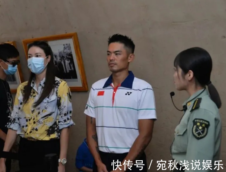 妻子|林丹与妻子谢杏芳罕秀恩爱,和林丹现身史馆惹人羡,俩人表情淡漠
