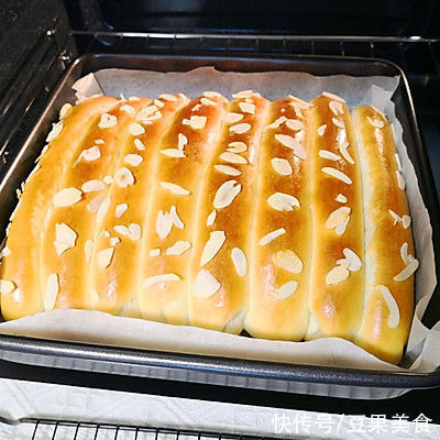 想要滋阴补血吗?这道牛奶杏仁排包/早餐必备少不了