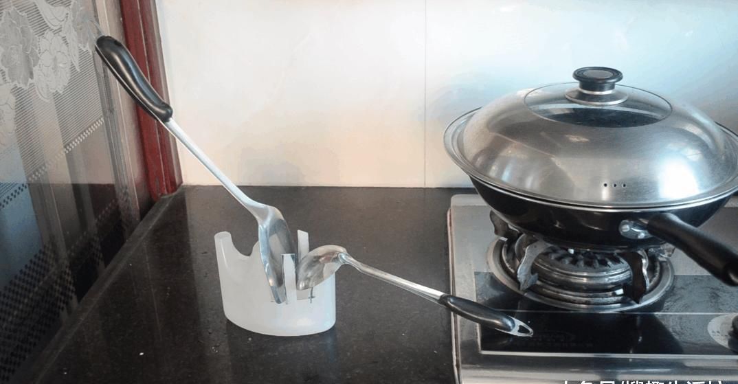 洗衣液瓶子别扔了, 简单剪几刀, 放在厨房这样用, 人人见了都夸好