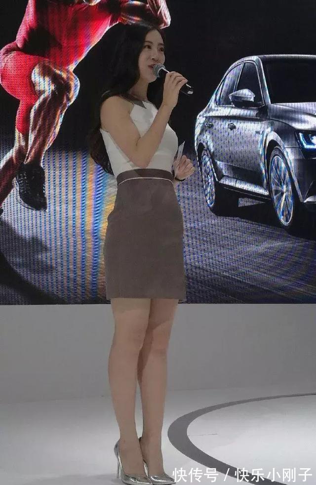 包臀裙 牛仔裤展现清新自然的感觉,可以把自己打扮的端庄秀丽