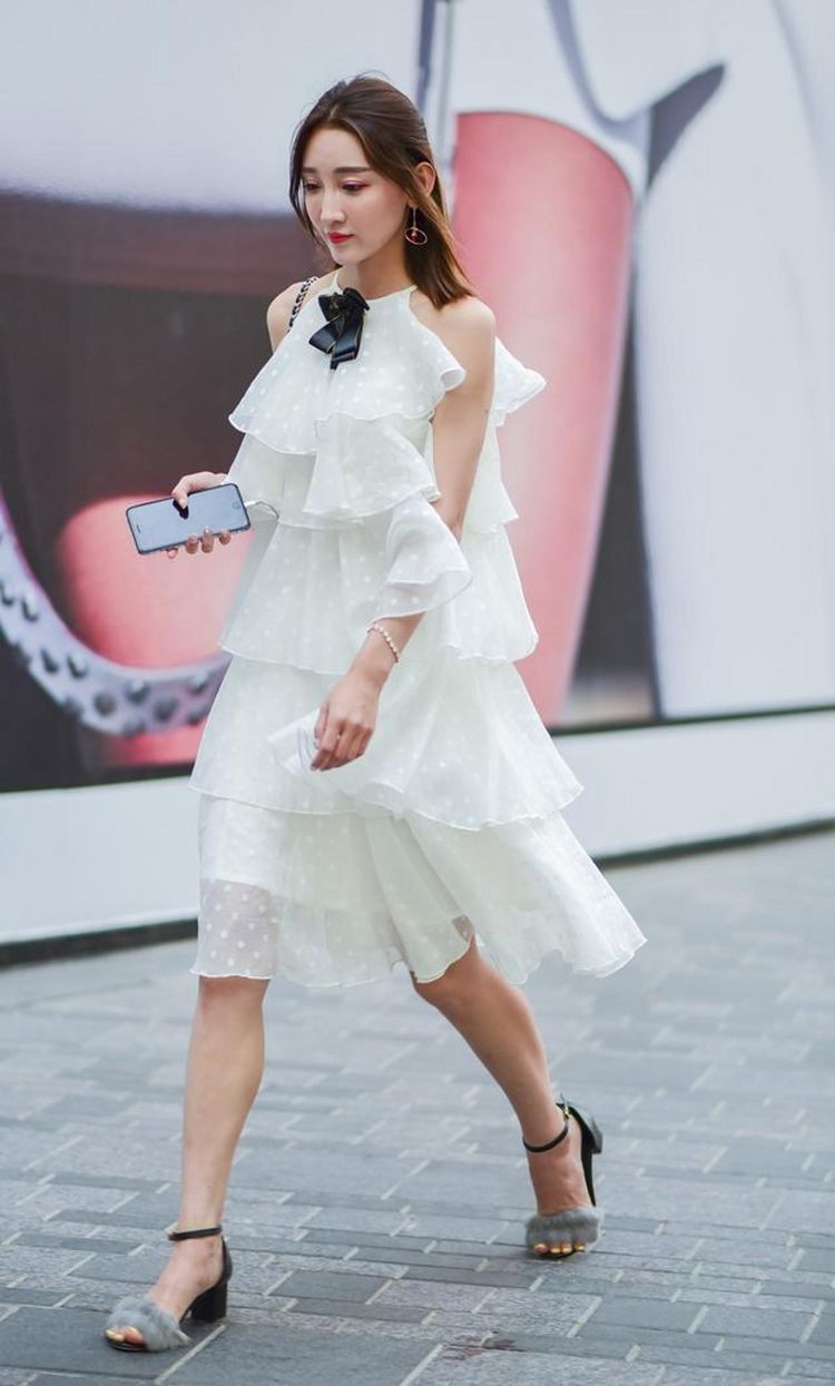 街拍|路人街拍,精美别致的连衣裙,休闲不失潮流的感觉