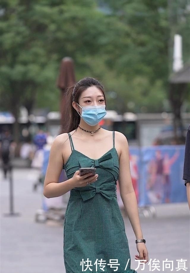 今夏开始流行青草绿,小姐姐穿这样一条裙子出门,回头率高的出奇