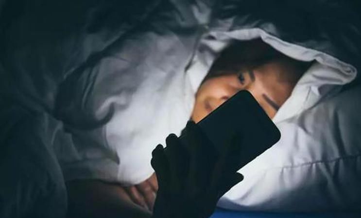 现象|熬夜玩手机的学生党，若出现这3种现象，说明身体已经被严重透支