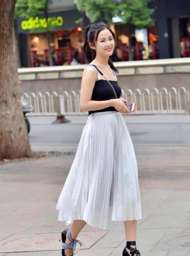 街拍：美女穿着简简单单，看起来非常的好看