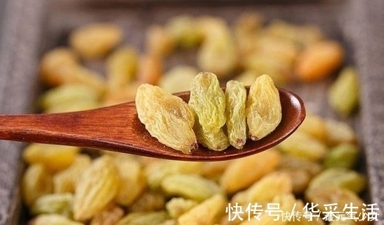 红润|葡萄干和它泡在一起，每天喝一杯，睡得好，气血足了，皮肤更红润