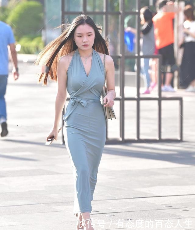 肩带 雾霾蓝吊带连衣裙搭配亮黄色手提袋，亮丽多彩，对比色更显优雅！