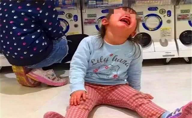 小姨|“最豪横小姨”火了，左手牵狗右手提溜熊外甥，网友：应聘小姨夫