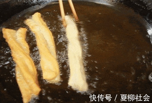 大厨|炸油条时,别只会用泡打粉!大厨教你正确做法,香软蓬松又健康