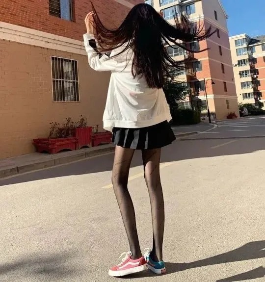 好看|时尚女生搭配:黑色秋冬百褶裙怎么搭?穿丝袜好看吗