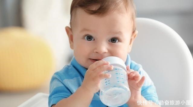 喝水|新生儿6个月内不用喝水孩子若出现这3种情况,家长赶紧喂水